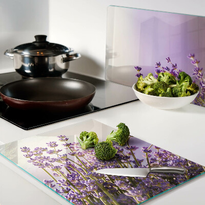 Schneidebrett Glas mit Motiv aus Lavendelblüten vor einem Fenster