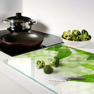 Glas schneidebrett Blätter vor einem verschwommenen grünen Hintergrund