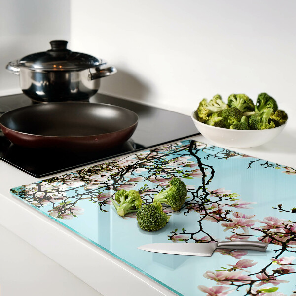 Glas schneidebrett Magnolienblüten auf blauem Hintergrund