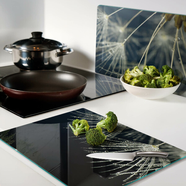 Schneidebrett mit Löwenzahn-Motiv und Wassertropfen