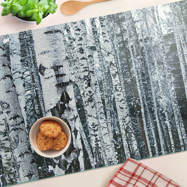 Glas-Schneidebrett mit dem Motiv „Birkenwald in Winterlandschaft“