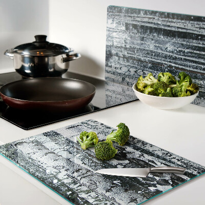 Glas-Schneidebrett mit dem Motiv „Birkenwald in Winterlandschaft“