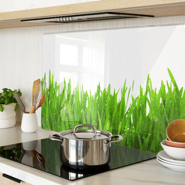 Schneidebrett mit grünem Grasmotiv und Wassertropfen