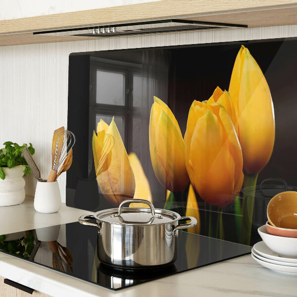 Schneidebrett mit gelben Tulpen auf schwarzem Hintergrund