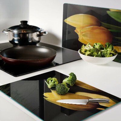 Schneidebrett mit gelben Tulpen auf schwarzem Hintergrund