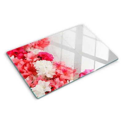 Glas-Schneidebrett mit Blumen in Rosa- und Weißtönen