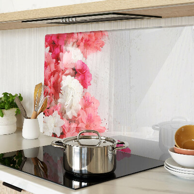 Glas-Schneidebrett mit Blumen in Rosa- und Weißtönen