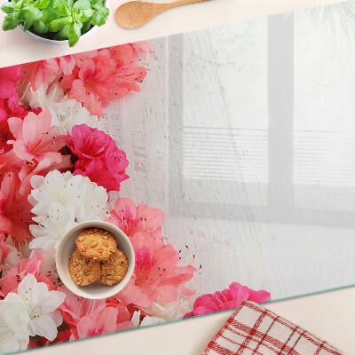 Glas-Schneidebrett mit Blumen in Rosa- und Weißtönen