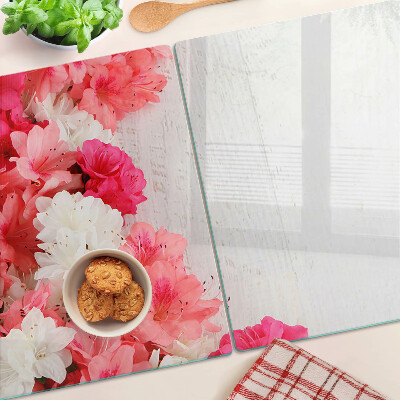 Glas-Schneidebrett mit Blumen in Rosa- und Weißtönen