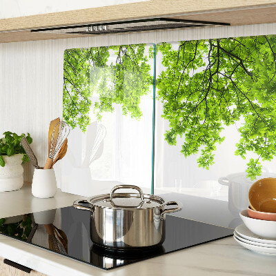 Schneidebrett mit Motiv grüner Blätter vor dem Himmel