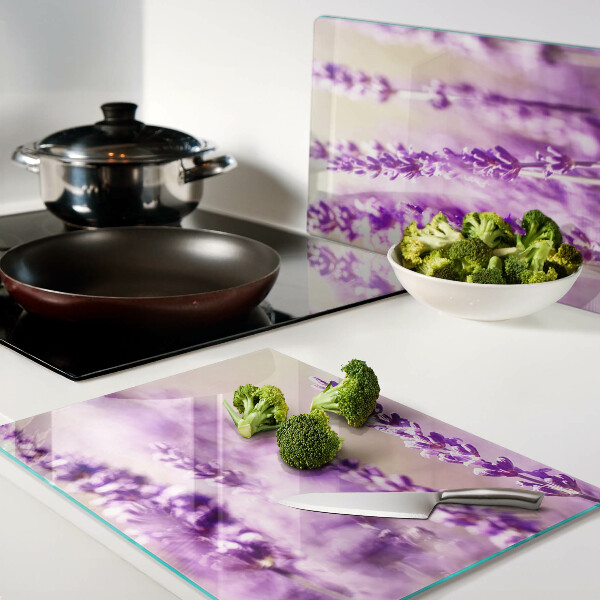 Schneidebrett Glas mit Lavendelblüten auf einem Farbverlaufshintergrund