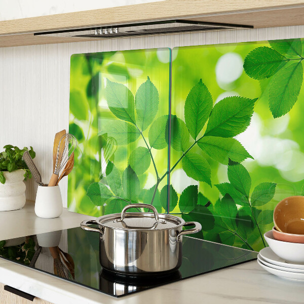 Schneidebrett Blätter auf grünem Hintergrund