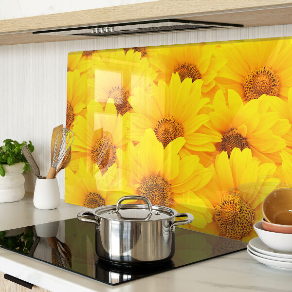 Schneidebrett Glas mit Sonnenblumen vor gelbem Hintergrund