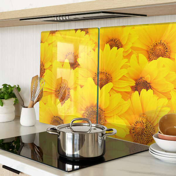 Schneidebrett Glas mit Sonnenblumen vor gelbem Hintergrund