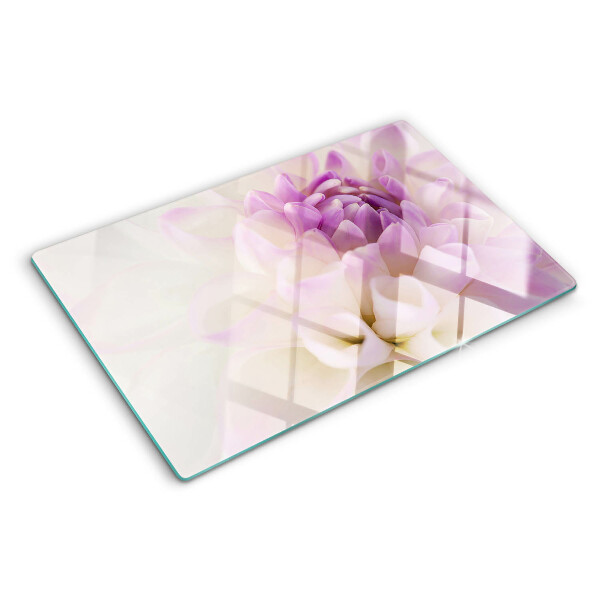 Glas-Schneidebrett mit einem Blumenarrangement in Lilatönen