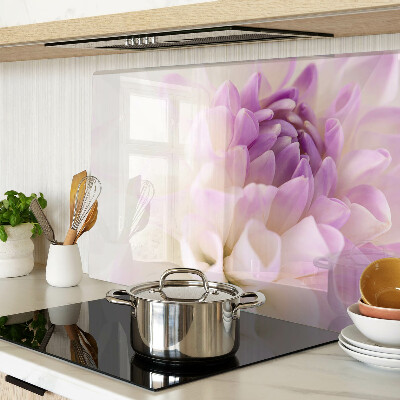 Glas-Schneidebrett mit einem Blumenarrangement in Lilatönen