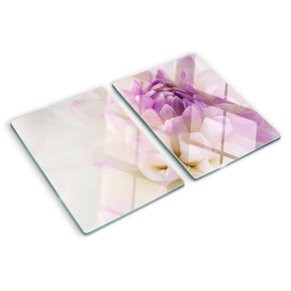 Glas-Schneidebrett mit einem Blumenarrangement in Lilatönen