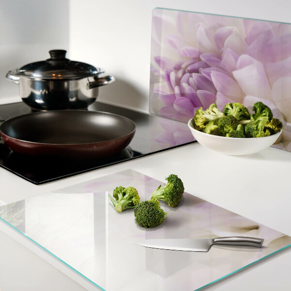 Glas schneidebrett Ein Blumenarrangement in Lilatönen