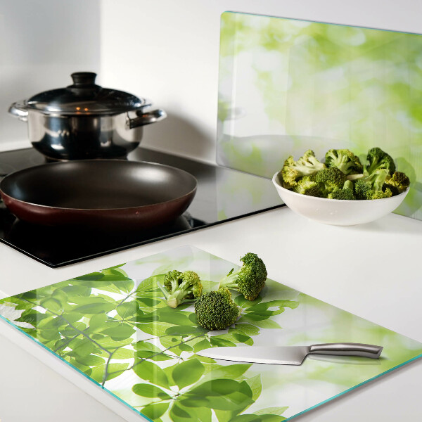 Glas-Schneidebrett mit Motiv grüner Blätter im Licht
