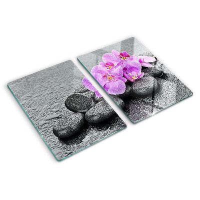 Schneidebrett Blumen und Steine ​​vor dem Hintergrund des Wassers