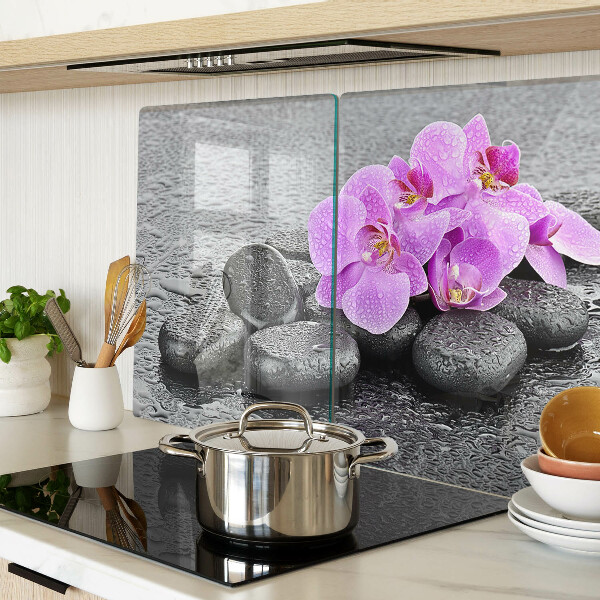 Schneidebrett Blumen und Steine ​​vor dem Hintergrund des Wassers