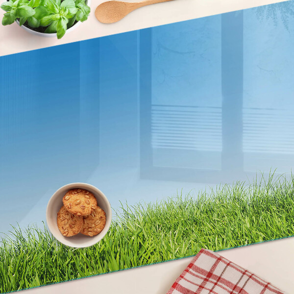 Schneidebrett Grüne Wiese unter blauem Himmel