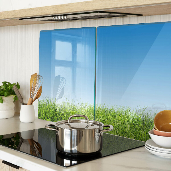 Schneidebrett mit Motiv einer grünen Wiese unter blauem Himmel