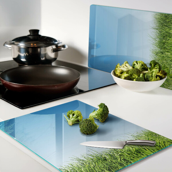 Schneidebrett Grüne Wiese unter blauem Himmel