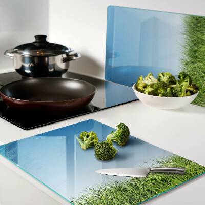 Schneidebrett Grüne Wiese unter blauem Himmel