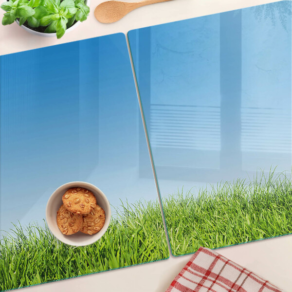 Schneidebrett mit Motiv einer grünen Wiese unter blauem Himmel