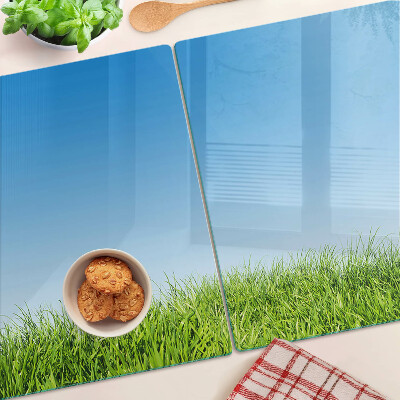 Schneidebrett Grüne Wiese unter blauem Himmel