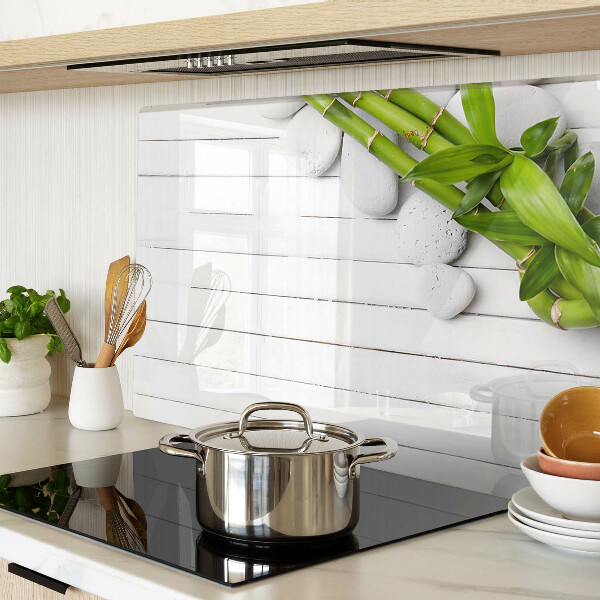 Schneidebrett glas Bambus und Steine ​​auf Holzgrund