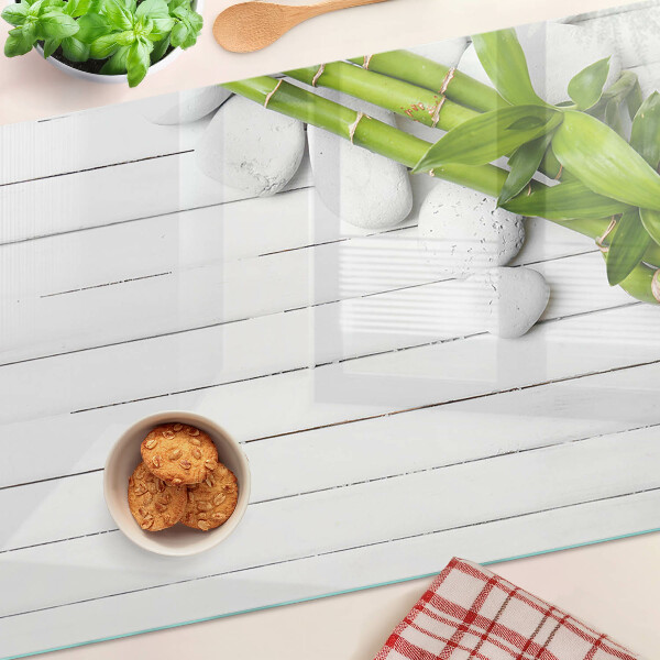 Schneidebrett glas Bambus und Steine ​​auf Holzgrund