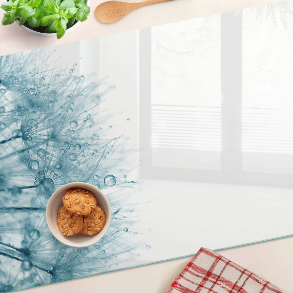 Schneidebrett mit Löwenzahn-Motiv und Wassertropfen