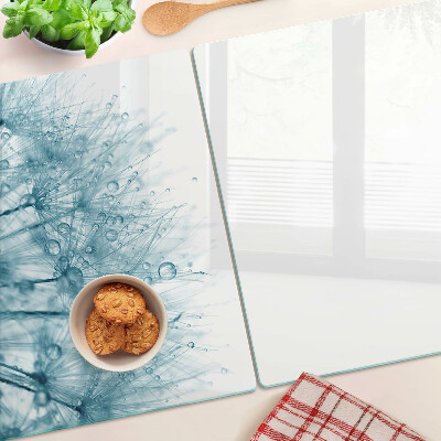 Schneidebrett mit Löwenzahn-Motiv und Wassertropfen