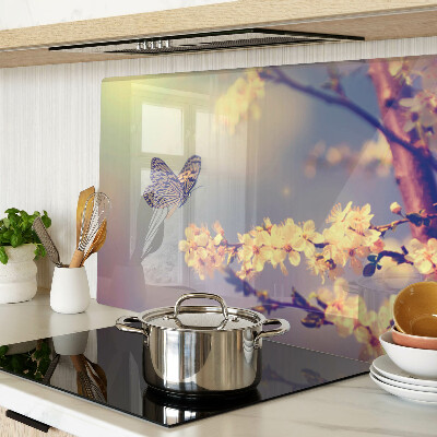 Schneidebrett Glas mit Schmetterlingsmotiv vor Blumenhintergrund