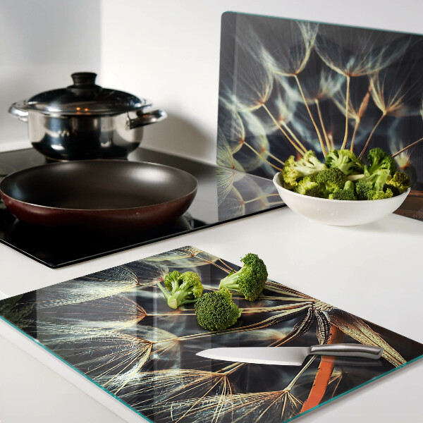 Glas schneidebrett Löwenzahn in der Makrofotografie