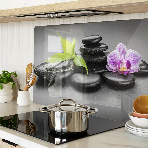 Schneidebrett glas Steine ​​und Orchideen im Hintergrund