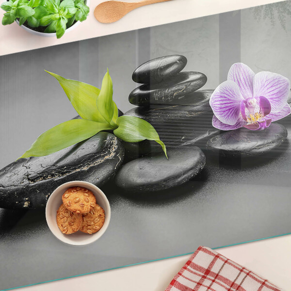 Schneidebrett glas Steine ​​und Orchideen im Hintergrund