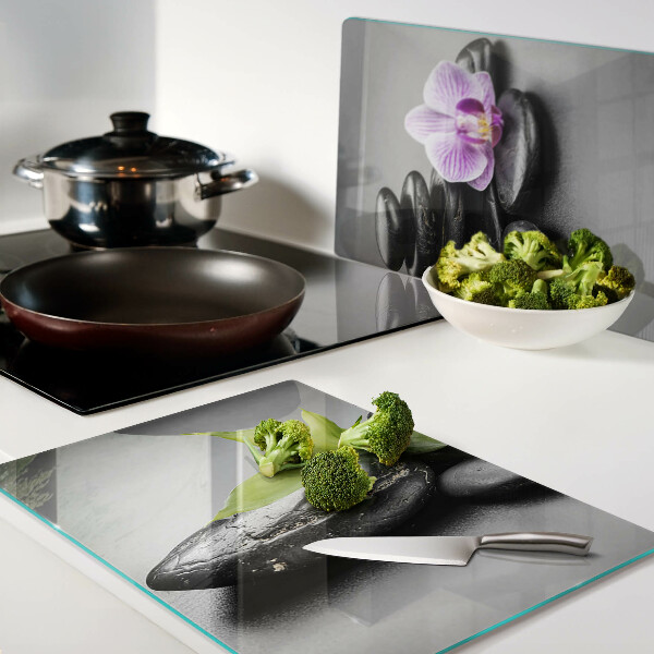 Schneidebrett glas Steine ​​und Orchideen im Hintergrund