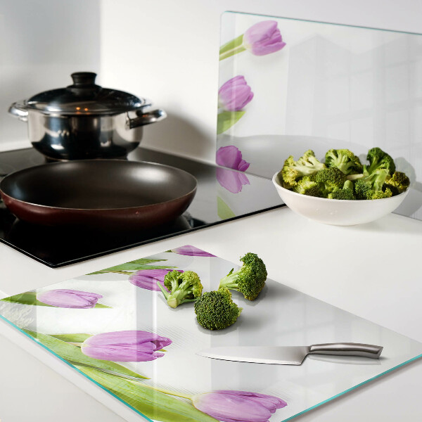 Schneidebrett mit Tulpenmotiv auf weißem Hintergrund