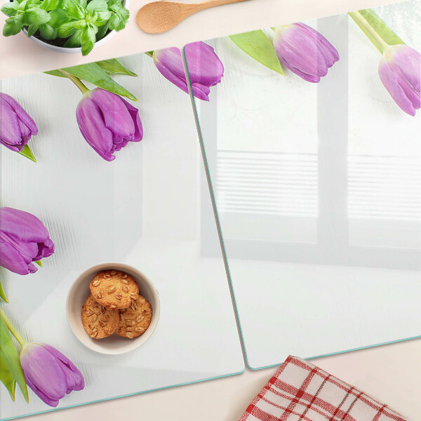 Schneidebrett Tulpen auf weißem Hintergrund