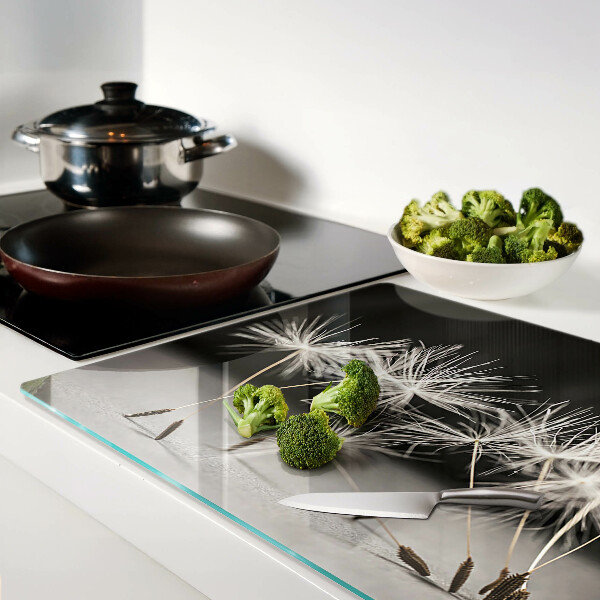 Glas schneidebrett Flauschige Löwenzahnblüten auf einfarbigem Hintergrund