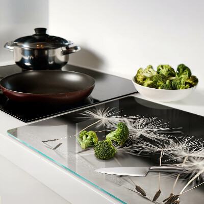 Glas schneidebrett Flauschige Löwenzahnblüten auf einfarbigem Hintergrund