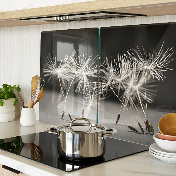 Glas schneidebrett Flauschige Löwenzahnblüten auf einfarbigem Hintergrund