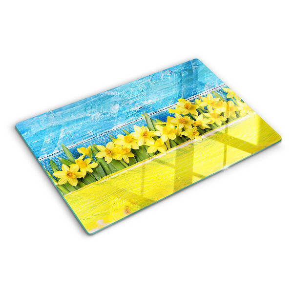 Schneidebrett mit Motiv von Narzissenblüten vor dem Himmel