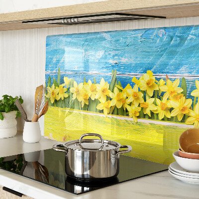 Schneidebrett mit Motiv von Narzissenblüten vor dem Himmel