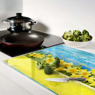 Schneidebrett Narzissenblüten vor dem Himmel