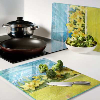 Schneidebrett mit Motiv von Narzissenblüten vor dem Himmel