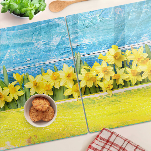 Schneidebrett mit Motiv von Narzissenblüten vor dem Himmel
